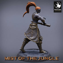 Load image into Gallery viewer, Amazon Heavy Soldier With Dagger - Attack - Mist of the Jungle -Rescale Miniatures - Wargaming D&amp;D DnD