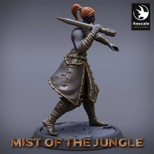 Load image into Gallery viewer, Amazon Heavy Soldier With Dagger - Stance - Mist of the Jungle - Rescale Miniatures - Wargaming D&amp;D DnD